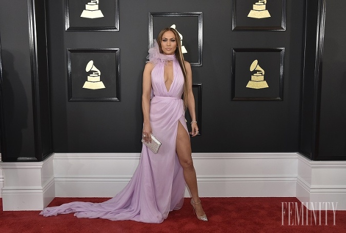Speváčka a herečka Jennifer Lopez v nádhernej fialovej róbe