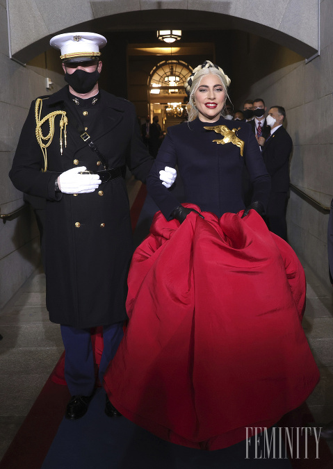 Lady Gaga si na veľký večer zvolila červenú farbu
