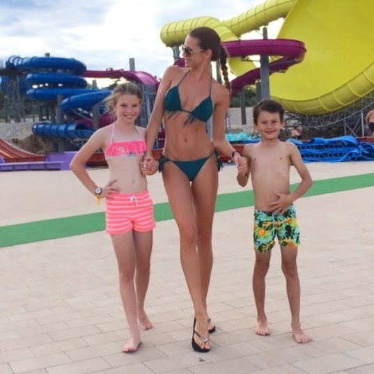 Aj deti krásnej modelky Andrey Verešovej sa v septembri môžu tešiť na návrat do školských lavíc