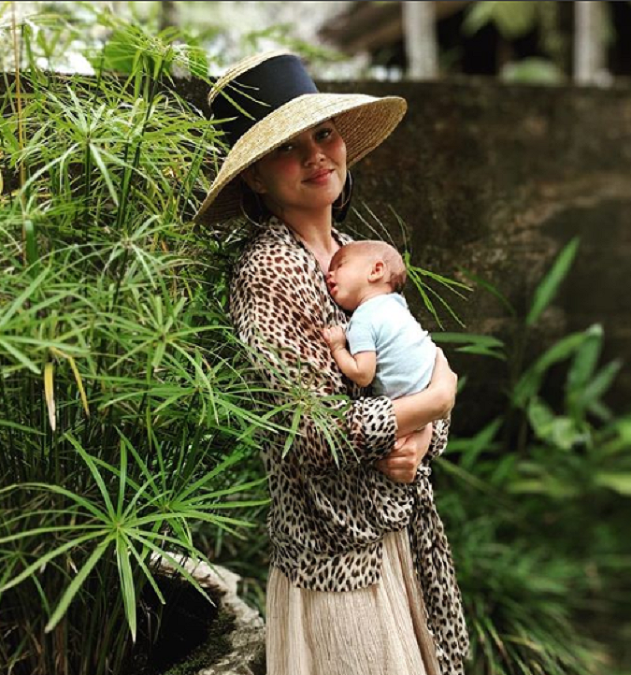 Modelka Chrissy Teigen si dovolenku s Lunou a Milesom užíva priamo na Bali
