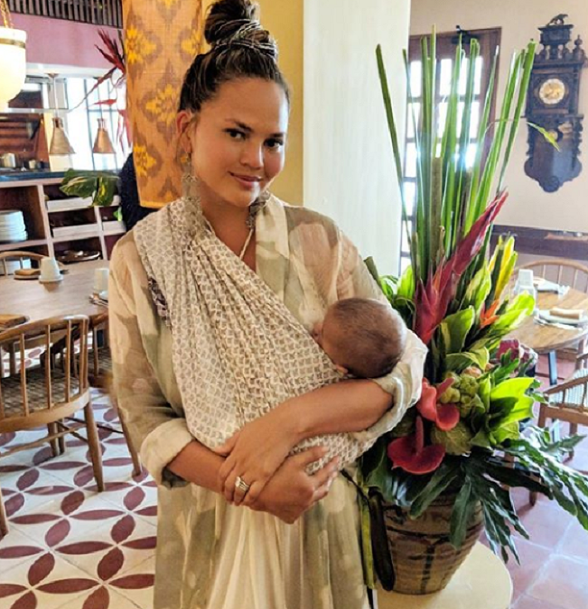 Od domácich žien na Bali sa na modelka Chrissy Teigen naučila aj tento skvelý spôsob nosenia malého Milesa