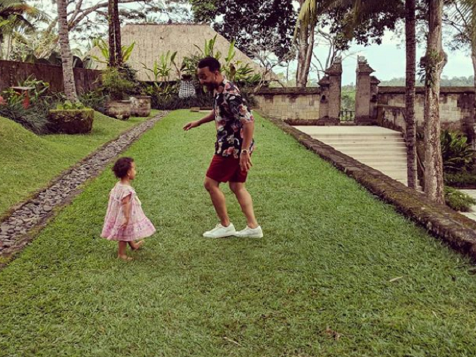 Spevák John Legend sa s malou Lunou na Bali poriadne vyšantil