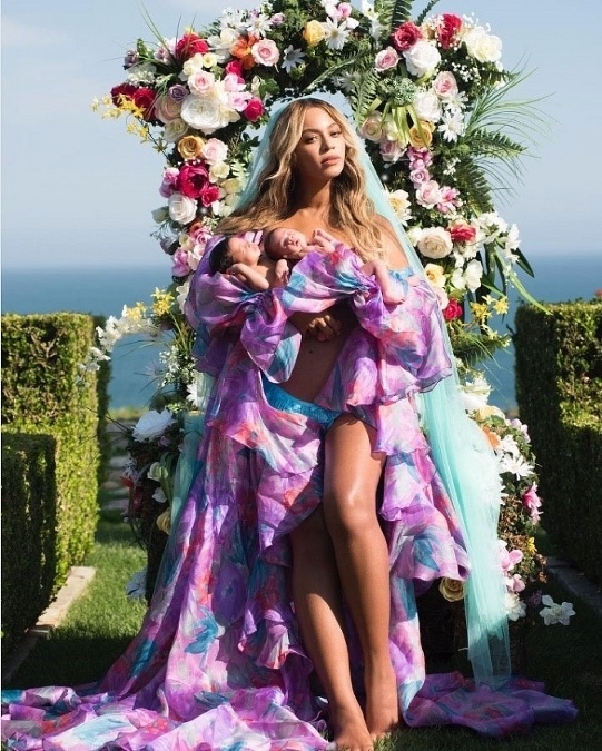 Nebola by to Beyoncé ako ju poznáme, keby sa len tak odfotila. Ona to má vždy premyslené a na tejto fotografii vyzerá doslova ako éterická bohyňa