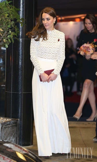 V týchto dlhých šatách s riasenou sukňou s rozparkom a lemom pod krk sa Kate ukázala na premiére filmu v Londýne