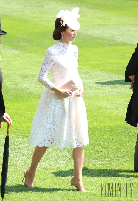 Na podujatí Royal Ascot v roku 2017 sa predviedla Kate po boku princa Williama v ďalších bielych šatách značky Alexander McQueen