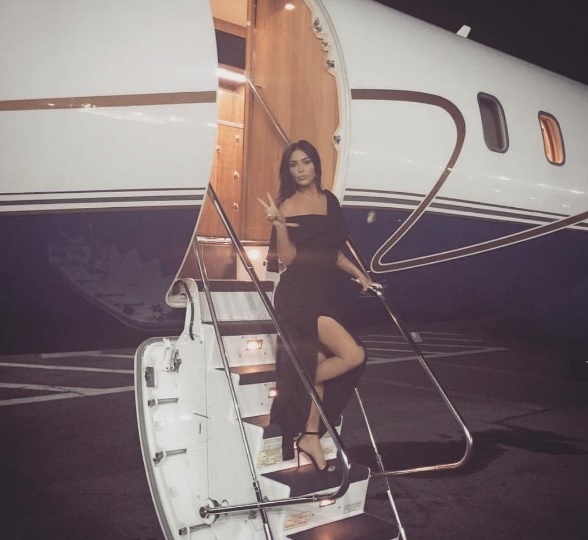 Kim Kardashian cestuje vo veľkom štýle