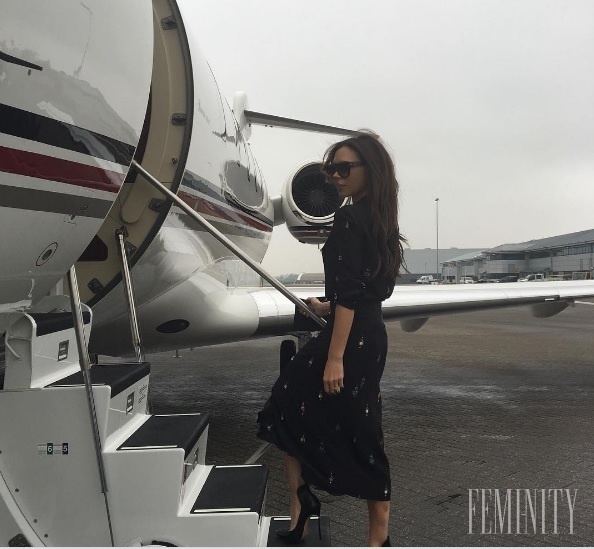 Victoria Beckham pri nástupe do lietadla