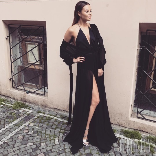 Monika Bagárová v čiernych sofistikovaných šatách