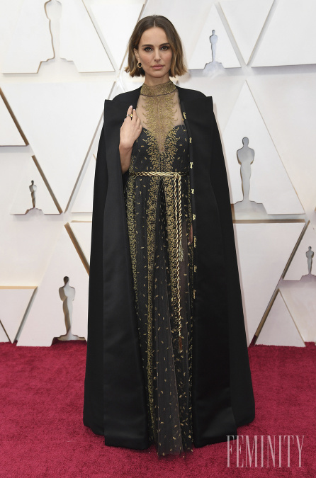 Nádherná. Taká bola Natalie Portman v šatách a plášti od Diora. Podobnú kreáciu sme na nej ešte nevideli, preto mnohých oscarová hviezda príjemne prekvapila. 