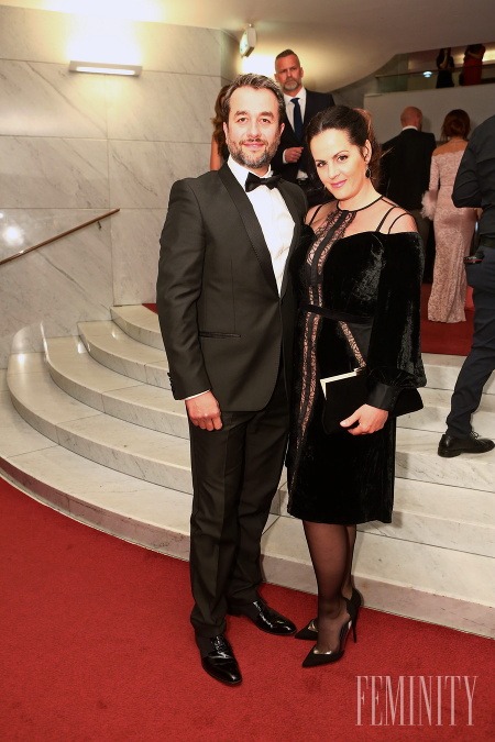 Manželka obľúbeného herca Vladimíra Kobielskeho zvolila čierne šaty s rafinovaným lemom uprostred, ktoré doplnila klasickými lodičkami