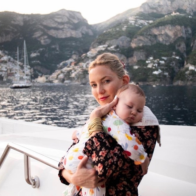 Herečka Kate Hudson sa vybrala s malou dcérkou Rani Rose na talianske pobrežie Amalfi v časti Kampánia
