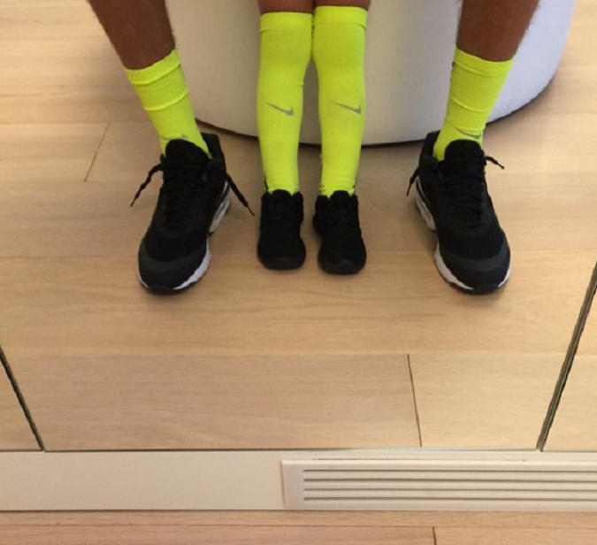 Malý Sasha vyberá ponožky zásadne s otcom a vyzerá to tak, že z neho bude budúci futbalista