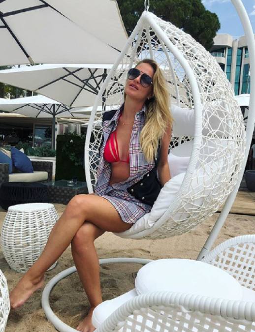 Podnikateľka Romana Škamlová na pláži oddychovala v károvanej košeli a jednoduchých plavkách