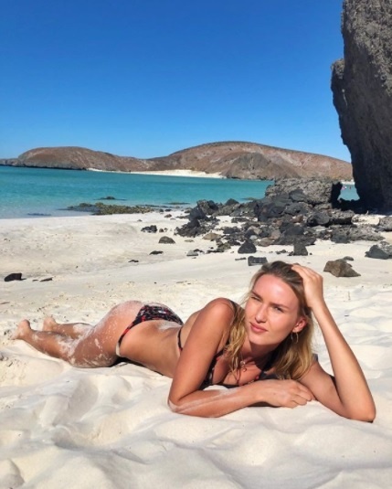 Modelka Adriana Čerňanová si užíva biely piesok v Mexiku