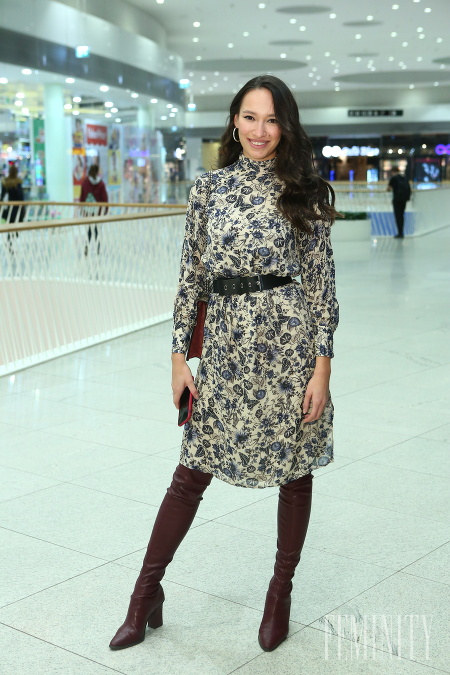 Moderátorka Fashion TV Dominika Ducová prišla na premiéru v kvetovaných šatách, ktoré zladila s bordovými čižmami