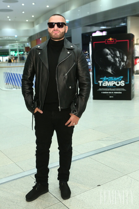 Raper Patrik Rytmus Vrbovský prišiel na predpremiéru svojho filmu Tempos v takomto skvelom stylingu, veľmi dobrá voľba