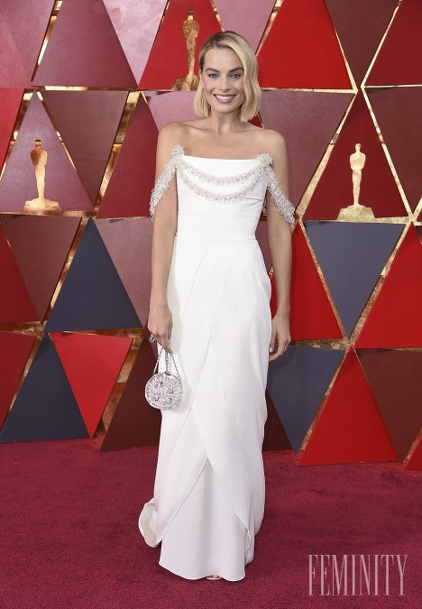 Herečka Margot Robbie ohúrila v minimalistickej bielej róbe