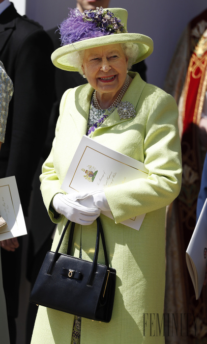 Prečo si kráľovná vybrala na svadbu svojho vnuka Harryho práve túto farebnú kombináciu?