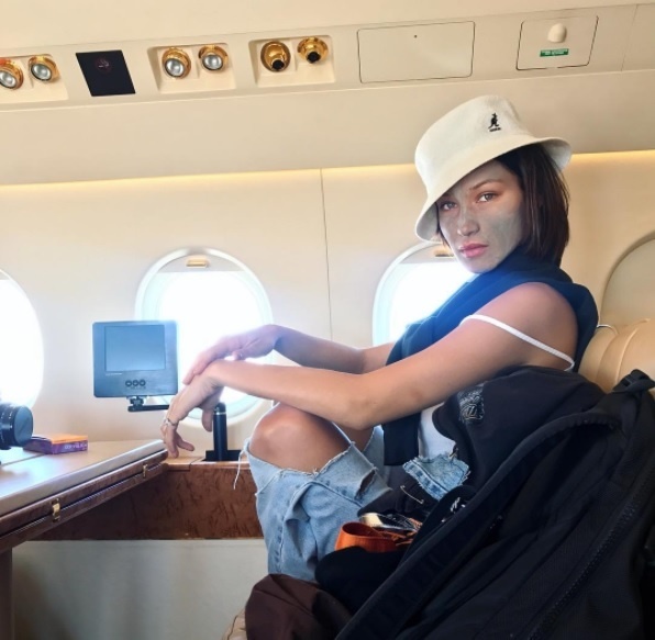 Modelka Bella Hadid a jej zázračná beauty procedúra priamo v lietadle