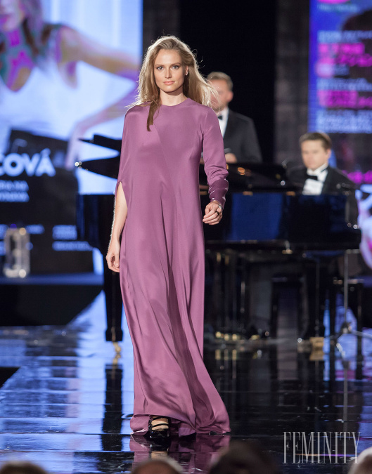 Modelka Erika Palkovičová odprezentovala farbu roka, akou je fialová, naozaj na výbornú