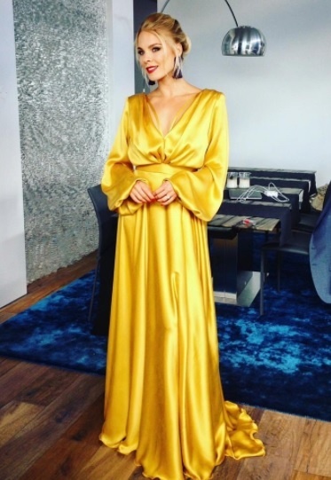 Žlté šaty vyzerali na Veronike luxusne
