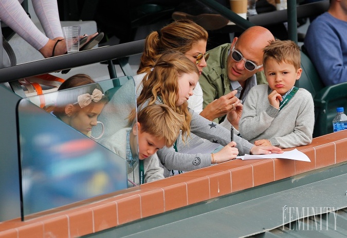 Mirka spolu so svojimi štyrmi deťmi drží palce svojmu manželovi, Rogerovi Federerovi