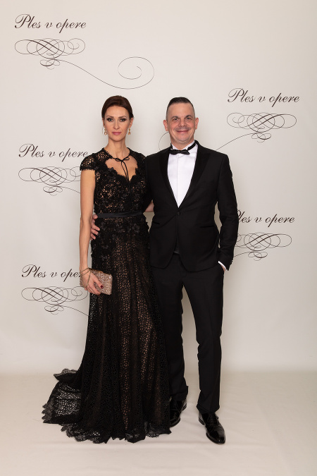 Herec, režisér a scenárista Dano Dangl sa so svojou manželkou zúčastňuje zahájenia plesovej sezóny na Plese v opere pravidelne
