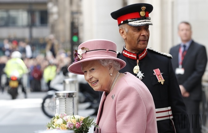 Ako celkom prvá čaká na horúcej linke kráľovná Alžbeta, aby sa dozvedela o narodení nového člena kráľovskej rodiny 