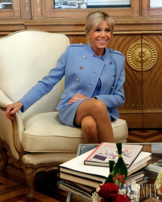 Manželka francúzskeho prezidenta Emanuela Macrona, Brigitte v krásnom kostýmčeku