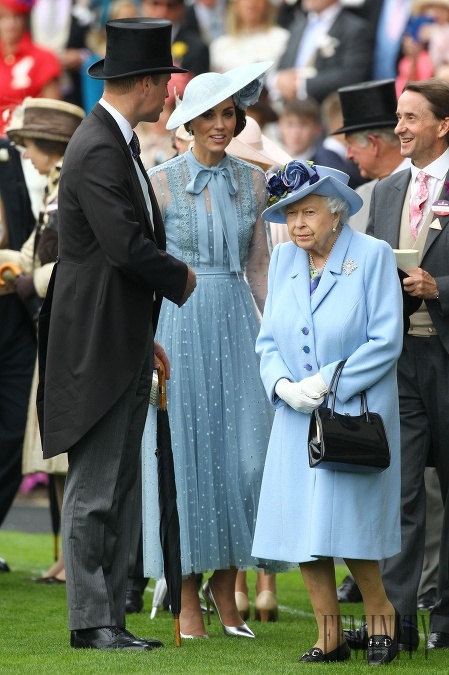 Kráľovná Alžbeta II. v baby blue odtieni podobne ako krásna Kate Middleton
