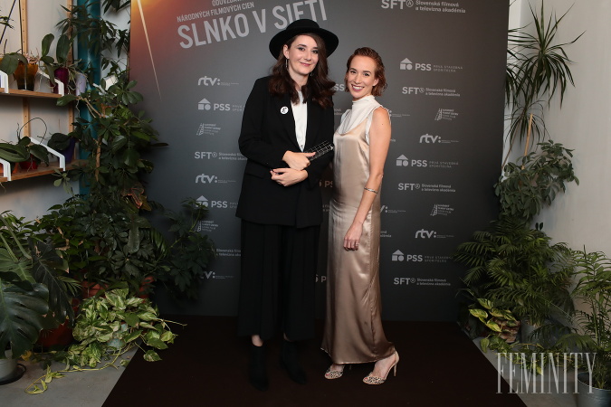 Herečka Zuzana Konečná (vľavo) získala cenu za Nejlepší herecký výkon v hlavnej úlohe (Nech je svetlo), pri fotostene s herečkou Táňou Pauhofovou (vpravo)