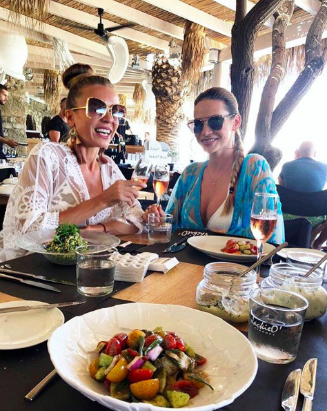 Modelka Andrea Verešová a módna návrhárka Jana Pištejová si spoločne užili večery na obľúbenom ostrove celebrít, akým je Mykonos